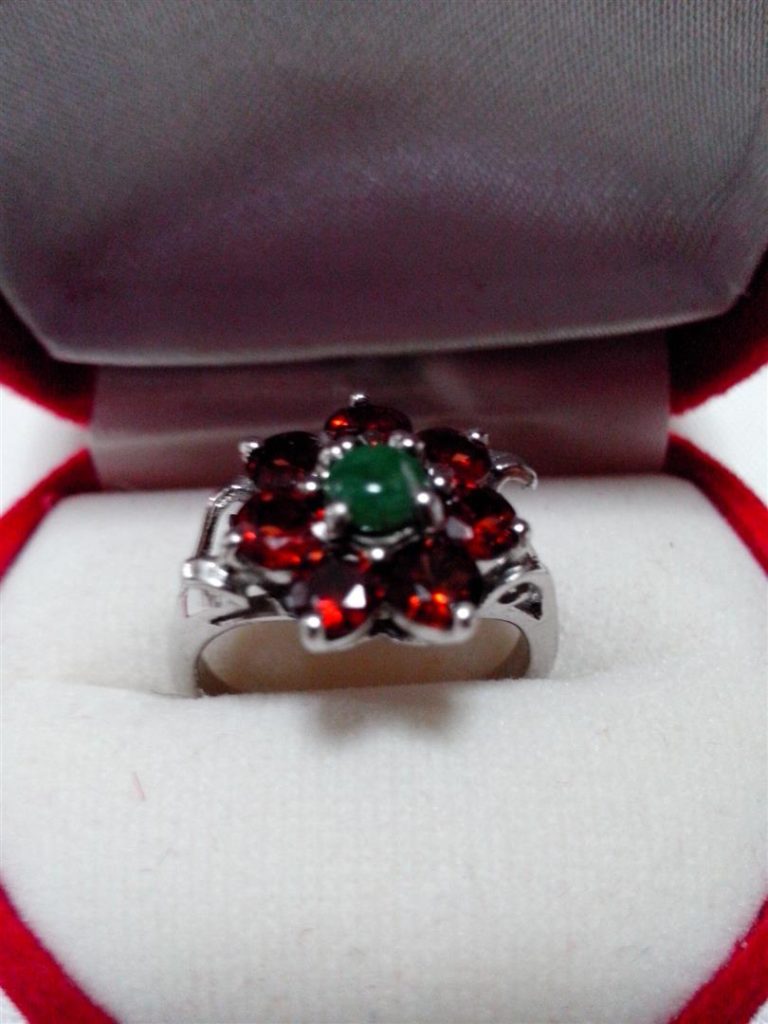 แหวนเงินพลอยล้อมเพทาย