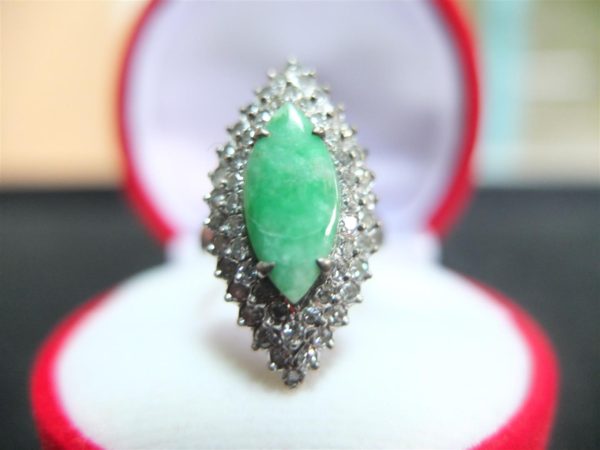 แหวนหยกพม่าล้อมเพชรสองชั้น